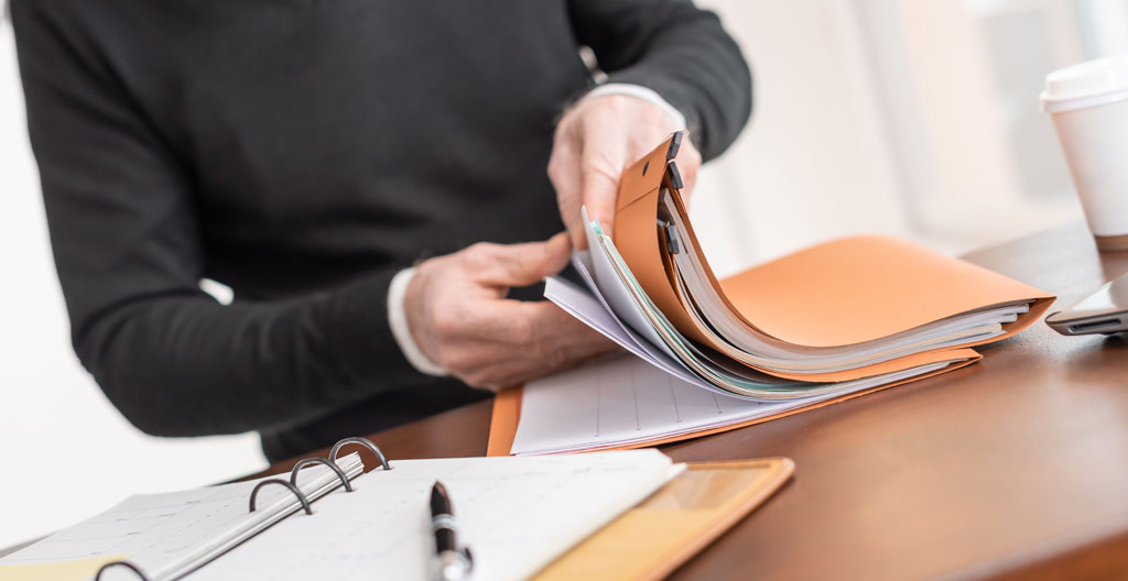 Dossier de demande de prêt épargne logement Société Générale complet : bulletins de salaire, avis d'imposition, relevés bancaires, compromis de vente et formulaire de demande organisés sur table de travail